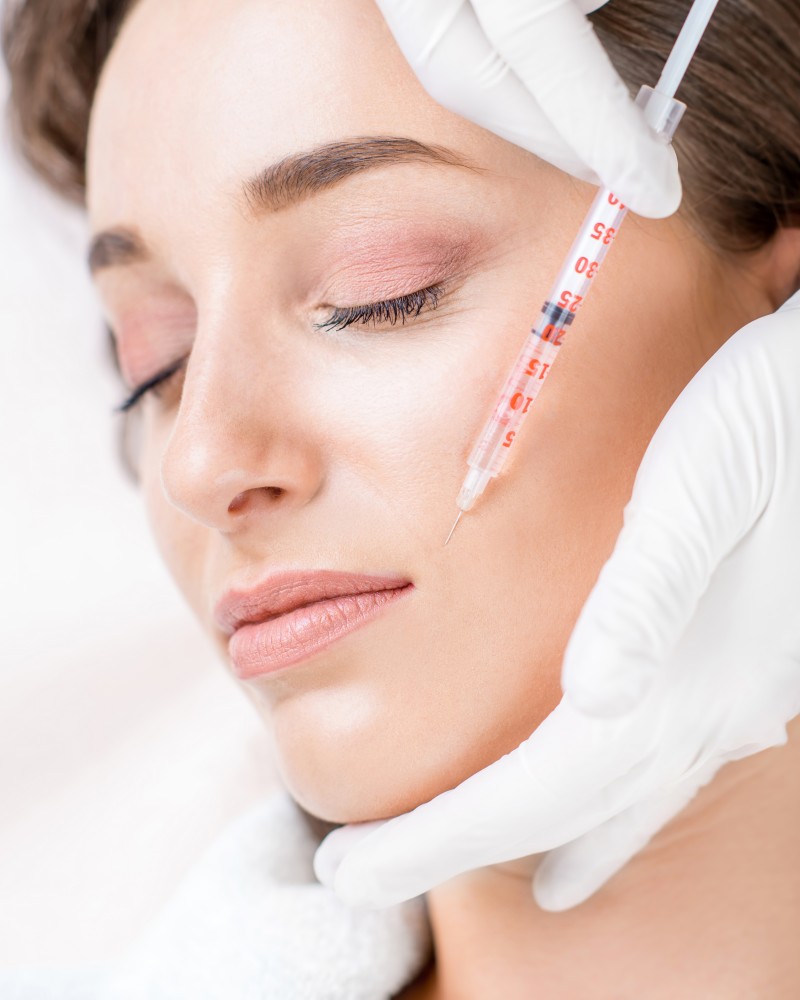 Frau, die eine Botox-Injektion in den Lippenbereich erhält.